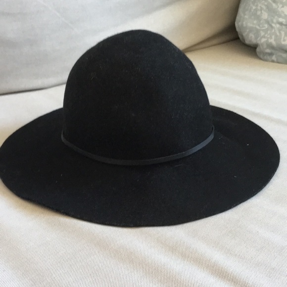 Black floppy hat - Picture 1 of 1